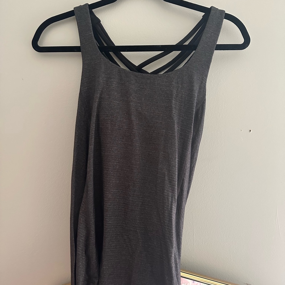 Fitted Sleeveless Tank Top with Cut Out Design